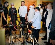 Presiden Jokowi dan Ibu Iriana Jokowi berkunjung ke Kampus Bambu Turetogo, Ngada, NTT, Rabu, (01/06/2022). (Foto: BPMI Setpres/Laily Rachev) 