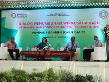 Dirjen Industri Kecil dan Menengah (IKM) Kementerian Perindustrian Gati Wibawaningsih saat menjadi narasumber dalam Dialog Penumbuhan Wirausaha Baru di Lingkungan Pondok Pesantren (Santripreneur) di Pondok Pesantren Sunan Drajat, Lamongan, Jawa Timur