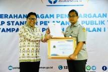 Perwakilan Kementerian Pertanian saat menerima penghargaan Ombudsman