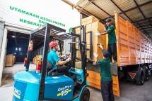 Kegiatan di Gudang perusahaan PT Indonesian Tobacco Tbk 