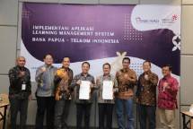 Direktur Enterprise and Business Service Telkom Edi Witjara (keempat dari kiri) didampingi, EVP Divisi Enterprise Service (kedua dari kanan), Direktur Bisnis Metranet Faisal Yusuf (ketiga dari kanan), GM Enterprise Service Segment Private & National Banking Service (ketiga dari kiri), VP Digilife and Distribution Platform Metranet Ruby Hendrarto (kedua dari kiri), bersama Direktur Utama Bank Papua F. Zendrato (keempat dari kanan) didampingi Pemimpin Divisi Management Modal Manusia Victor Y. L. Numberi