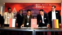 Kepala Badan Pengembangan Sumber Daya Manusia Industri (BPSDMI) Arus Gunawan (ketiga kiri) mewakili Kementerian Perindustrian bersama Thomas Rilke dan Reinhold Umminger mewakili Deutsche Messe AG melakukan penandatanganan Memorandum of Understanding (MoU)