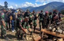 Satgas Yonif R 301 Bersama Warg Papua Gelar Bakar Batu