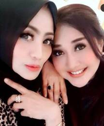 Artis Annisa Queen dan Paramitha Rusady