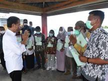 Presiden Jokowi menyerahkan Sertifikat Hak Atas Tanah bagi masyarakat di Kampung Mola, Wakatobi, Kamis (09/06/2022). (Foto: BPMI Setpres/Muchlis Jr) 