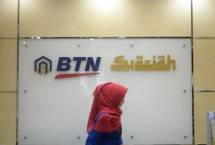 Petugas usai melayani transaksi nasabah di kantor layanan BTN Syariah, Jakarta (ilustrasi). 