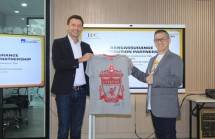 Direktur MAGI Laurent Bourson menyerahkan cinderamata berupa kaos Liverpool yang ditandatangani oleh 4 pemain legenda Liverpool kepada Direktur Utama BNC Tjandra Gunawan 