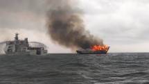 KN Pulau Dana-323 Bakamla RI Padamkan Kapal Terbakar di Perairan Karimun
