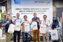 Dukung Akses Percepatan Air Bersih, Bank DKI Beri Bantuan CSR 200 Gerobak dan 1.000 Jerigen Kepada Warga Semanan 
