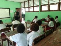 Anggota Satgas Yonif 126/KC Menjadi Pendidik di Perbatasan Papua