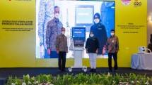 Menteri Perindustrian Agus Gumiwang Kartasasmita menyerahkan secara simbolis ventilator kepada Rumah Sakit Akademik UGM