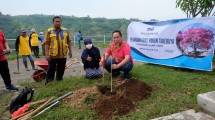 Peringati Hari Lingkungan Hidup Sedunia, Nojorono Kudus Tanam Bibit Tanebuya di Bendungan Logung