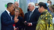 Menperin Agus Gumiwang Kartasasmita bersama Menko Perekonomian Airlangga Hartarto mendampingi Presiden Jerman Frank-Walter Steinmeier saat mengunjungi PIDI 4.0