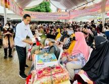Presiden Jokowi Bagikan Bansos dan Cek Harga Minyak Goreng di Pasar Baros Serang