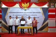 Penandatanganan Perjanjian Kerja Sama oleh EGM Operation AdMedika dr. M. Rizal A. Hakim (tengah) didampingi Manager BGES Telkom Witel Madura Joni Suprapto (paling kanan), bersama Direktur RS dr. Mohammad Zyn Sampang dr. Agus Akhmadi, M.Kes (kedua dari kanan), disaksikan oleh Bupati Sampang H. Selamet Junaidi (kedua dari kiri) dan Wakil Bupati Sampang H. Abdullah Hidayat (paling kiri). 