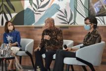 Komisaris BCA yang juga pengamat ekonomi Cyrillus Harinowo (tengah) 