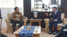 Menteri Perindustrian, Airlangga Hartarto saat menemui CEO Mitsubishi Motor, Osamu Masuko di Kantor Kemenperin, Jakarta