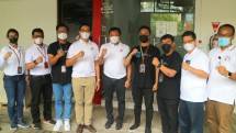 Komisaris Independen Telkom Bono Daru Adji (keempat dari kanan) dan Direktur Utama Telkom Indonesia Ririek Adriansyah (tengah) didampingi oleh EVP Telkom Regional IV Rijanto Utomo (kedua dari kanan) dalam kunjungannya ke Telkom Regional IV sebagai bagian dari rangkaian peringatan Hari Ulang Tahun ke-57 PT Telkom Indonesia.