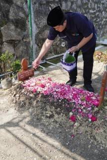 Erick Thohir saat di Makam Buya Syafi'i Ma'arif 