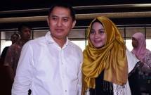 Annisa Hasibuan bersama Andhika, suaminya, sebagai pemilik First Travel saat mendatangai Kantor Kementerian Agama RI