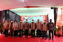 Gubernur DKI Jakarta, Anies Baswedan bersama Direktur Teknologi & Operasional Bank DKI, Amirul Wicaksono. 