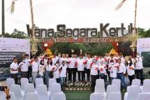 Corporate Secretary PT Bank Syariah Indonesia Tbk (BSI) Gunawan Arif Hartoyo (kiri) bersama perwakilan industri jasa keuangan (IJK) serentak menanam 20.000 Pohon Bakau yang di inisiasi Oleh Otoritas Jasa Keuangan dan seluruh Industri Jasa Keuangan dalam rangka Pembangunan Keuangan Berkelanjutan di Bali.