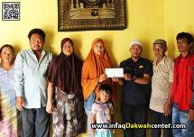 IDC memberikan santunan kepada istri almarhum Zoya, terduga pencuri apmlie yang dibakar masa hingga tewas. 