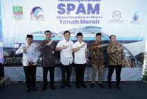Acara pemancangan pertama SPAM Tanah Merah ini turut dihadiri secara langsung oleh Bupati Bekasi Dani Ramdan, Diektur Utama PDAM Bhagasasi Usep Rahman Salim, Direktur Operasi PT PP Infrastruktur Satya Priambodo, dan Direktur PT PP Tirta Tanah Merah Aan Hadiwibowo.