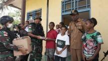 Satgas Pamtas Yonif 126KC Datangi Kampung Pund Distrik Waris Bagikan Sembako serta Bingkisan