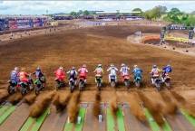 Para pembalap motocross kelas MX2 melakukan start balapan pertama di gelaran MXGP 2022 di Samota, Sumbawa Besar (Foto: Kemenparekraf)