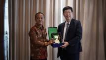 Menteri Investasi/Kepala BKPM Bahlil Lahadalia bersama Chairman Foxconn Young Liu