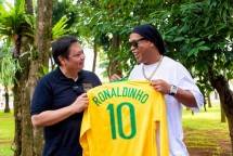 Bincang Santai dengan Ronaldinho, Menko Airlangga Ungkap Pentingnya Pembinaan Atlet Sejak Dini