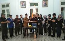 Pemotongan tumpeng oleh bapak R Abdul Latif Bupati Bangkalan Madura pembukaan pelaksanaan pembuatan film Jokotole disaksikan dihadiri oleh H Moh Zaini Penasehat ikama ikatan keluarga Madura dan H Zaini ketua pembangunan Madura.H Moh syafii ikama bagian Seni & Budaya & H Moh Nasir sesepuh Madura. Ana Sunarti exekutip Produser & artis pendukung film jokotole lainnya