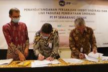 Group Head Corporate Business 2 BSI Buyung Ichman Lukman (tengah) saat melakukan penandatanganan di hadapan notaris untuk kerja sama pembiayaan sindikasi syariah untuk proyek pembangunan jalan tol Semarang Demak BSI berperan sebagai Joint Mandated Lead Arranger (JMLA) bersama Bank Mandiri. Porsi pembiayaan yang terbentuk adalah Rp. 3,80 Triliun terdiri dari porsi Syariah Rp 1,34 Tr