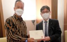 Menteri Perindustrian Agus Gumiwang berbincang dengan President & CEO Ogawa & Co., Ltd. Yutaka Ogawa 
