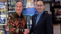 Menteri Perindustrian Agus Gumiwang Kartasasmita berjabat tangan dengan State Minister of Economy, Trade, and Industry (METI) Jepang, Ken&rsquo;ichi Hosoda usai pertemuan di Tokyo