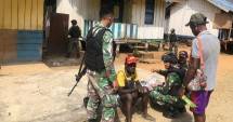 Satgas Pamtas Yonif 126 KC Berikan Pengobatan Keliling Kampung