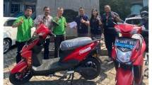Penyerahan motor listrik Volta kepadq Pos Logistik Indonesia 