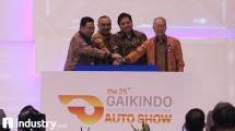 Menteri Perindustrian Airlangga Hartarto (kedua kanan), Ketua Umum Gaikindo Yohannes Nangoi (kanan), Ketua Penyelenggara GIIAS 2017 Rizwan Alamsyah (kiri) dan Bupati Tangerang Ahmed Zaki Iskandar (kedua kiri) menekan tombol bersma tanda peresmian Pem