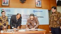 Menteri Perindustrian Airlangga Hartarto (kanan) bersama Country Director Qualcomm Indonesia, Shannedy Ong (kiri) menyaksikan Dirjen Industri Logam, Mesin, Alat Transportasi, dan Elektronika (ILMATE) I Gusti Putu Suryawirawan (kedua kanan) bersama Se