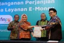 Direktur Utama Finnet Rakhmad Tunggal Afifuddin (paling kiri), Direktur Business & Marketing Finnet Irena Aldanituti (kedua dari kiri), CEO Topindo Seiko Manito (paling kanan), Sekda Kalimantan Barat Harrison (kedua dari kanan) 