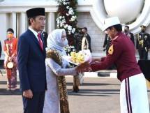 Presiden Jokowi dan Ibu Iriana Saksikan Berbagai Atraksi hingga Potong Tumpeng di Hari Bhayangkara