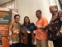 Kiri-kanan: Sofianto Widjaja- General Manager PT. Wahana Kemalaniaga Makmur, Cloudinia J Dieter- Senior Project Manager PT. Wahana Kemalaniaga Makmur, Abdul Sobur- Ketua presidium Himpunan Industri Mebel dan Kerajinan Indonesia (HIMKI), H.M Wiradadi Soeprayogo- Bidang Organisasi, kelembagaan, Hukum dan Aspirasi Daerah, Asosiasi Pengusaha Kayu Gergajian dan Kayu Olahan Indonesia 