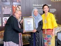 Dokter Purwati Dianugerahi Rekor MURI Dunia 