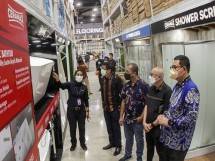 (Kika) SPG Warit Jintanawan, Direktur PT Catur Sentosa Adiprana Tbk Rully Diyantino, GM Operational Mitra10 Antonius Tan, Direktur PT Catur Sentosa Adiprana Tbk Indra Gunawan, Direktur Mitra10