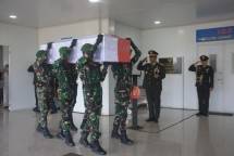 Danrem 174 Merauke Pimpin Upacara Pengantaran Jenazah (Alm) Mayor Ckm dr. Beni Arjihans