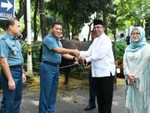 Wakasal Laksamana Madya TNI Ahmadi Heri Purwono Serahkan Hewan Kurban