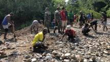 Satgas Yonif 126 Kala Cakti Bersihkan Irigasi ke Kebun Masyarakat