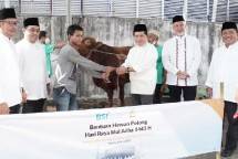 Direktur Utama PT Bank Syariah Indonesia Tbk Hery Gunardi (kiri) memberikan secara simbolik 3691 ekor kurban kepada masyarakat dhuafa (kanan). Acara ini disaksikan oleh Komisaris Utama BSI Adiwarman Karim (dua dari kanan), Wakil Direktur Utama BSI Bob Tyasika Ananta (paling kanan), Direktur Eksekutif LAZNAS BSMU Sukoriyanto Saputro (kiri) dan Corporate Secretary BSI 
