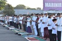 Prajurit Marinir di Ksatriaan Hartono Sholat Idul Adha Bersama Warga Sekitar